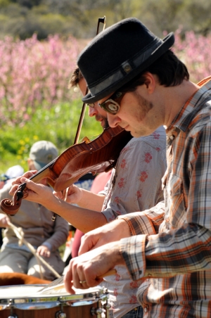 Chris Eynon performing with Bottom Dwellers at Farm Fresh to You March 2011